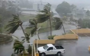 Video siêu bão Mawar thổi bay ô tô