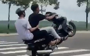 Xử phạt 2 học sinh ở Bình Phước chạy xe máy bốc đầu rồi khoe lên facebook