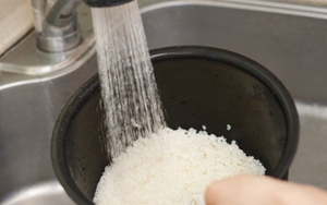 Nấu cơm nên dùng nước lạnh hay nước nóng?