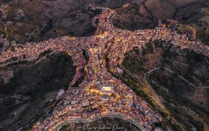 Ý: Ngôi làng ở Sicily gây sốt vì hình dạng độc đáo