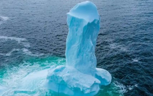 Hình thù kỳ lạ của tảng băng trôi cao 9m ngoài khơi Canada