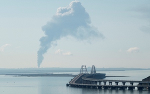 Kho dầu Nga ở gần cầu Crimea bốc cháy sau khi bị UAV tấn công