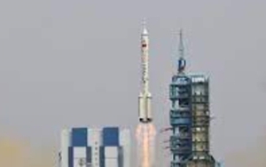 Trung Quốc phóng tàu vũ trụ Thần Châu 16, đưa phi hành gia dân sự lên Thiên Cung