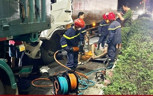Hà Tĩnh: Giải cứu tài xế xe tải mắc kẹt trong cabin bẹp dúm