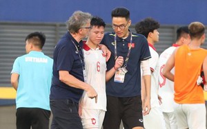 Hành động đặc biệt của HLV Troussier với cầu thủ U22 Việt Nam phản lưới nhà