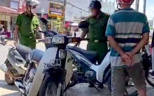 Đem vàng giả vào lừa đảo tiệm vàng, đâm người truy bắt bị thương