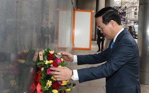 Chủ tịch nước Võ Văn Thưởng đặt hoa Biển tưởng niệm Bác Hồ tại London