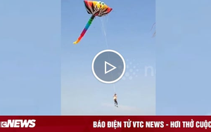 Người đàn ông bay lên không trung cùng diều khổng lồ