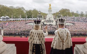 Chùm ảnh hậu trường hiếm hoi của Vua Charles và Vương hậu Camilla trên ban công Cung điện Buckingham hé lộ những góc nhìn chưa từng thấy