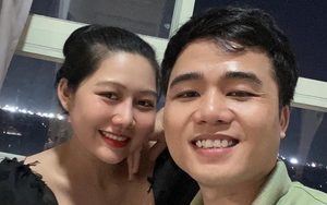 Cảm động hình ảnh chàng trai không chân Tô Đình Khánh gội đầu cho vợ