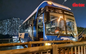 Hà Nội: Xe khách mất lái chắn ngang đường khiến vành đai 3 ùn tắc nhiều km trong đêm