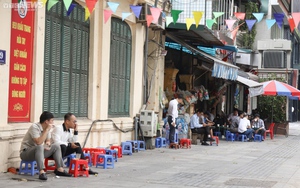 Hà Nội nắng nóng gay gắt, hàng quán vỉa hè "đói" khách