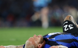 Cầu thủ bị Lukaku ngăn cản bàn thắng "suy sụp" sau trận chung kết Cúp C1 châu Âu