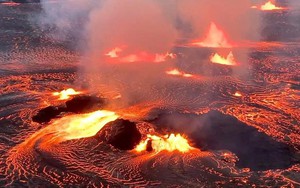 Siêu núi lửa Kilauea ở Hawaii ‘thức giấc’, phun dung nham đỏ rực