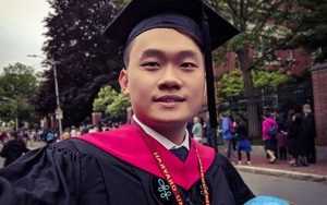 Thạc sĩ Harvard cảm ơn mẹ vì đã tin con có thể vào Ams