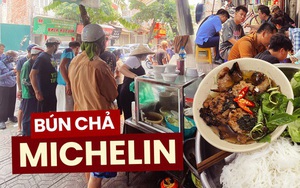 Khách du lịch chấp nhận kéo vali chờ cả tiếng ăn bún chả Michelin, quán huy động 10 nhân lực cũng không kịp phục vụ