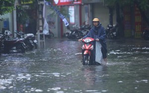 Đường Hà Nội mênh mông nước sau cơn 'mưa vàng' giải nhiệt