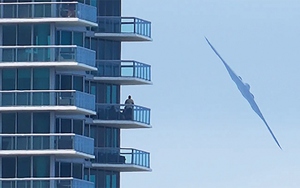 Khoảnh khắc “bóng ma bầu trời” B-2 nghiêng thân lướt qua tòa nhà cao tầng ở Mỹ
