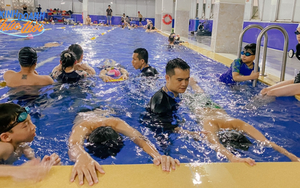 Anh chàng ở Hà Nội cuối tuần dạy bơi 9-10 ca, thu nhập 3 tháng hè bằng cả năm cộng lại