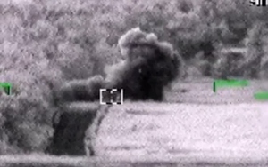 Tên lửa của trực thăng Nga Ka-52 bám đuổi và làm phát nổ xe thiết giáp Ukraine