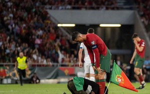Fan cuồng đột nhập vào sân quỳ lạy Ronaldo