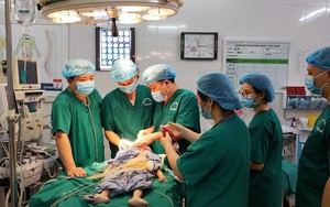 Bé 20 tháng tuổi lún sọ não sau khi ngã từ nhà sàn