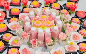 Bữa tiệc thôi nôi trăm hoa đua nở ngập sắc hồng mẹ dành cho con gái