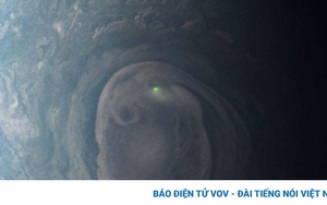 Tàu vũ trụ của NASA chụp được hình ảnh tia sáng xanh bí ẩn trên Sao Mộc