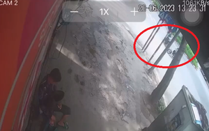 Camera toàn cảnh vụ hai xe máy va chạm trên phố Hà Nội, 3 người thương nặng