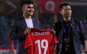 Quang Hải ra mắt tại sân Hàng Đẫy, khán giả CLB CAHN chào đón bằng tấm banner gây chú ý