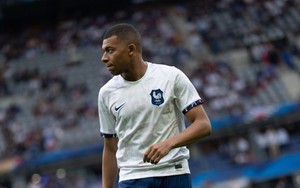 Vì sao Mbappe mặc áo tuyển nữ Pháp?