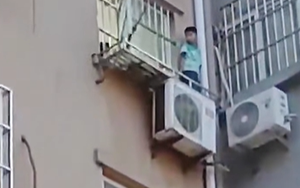 Trung Quốc: Cậu bé nhảy từ tầng 5 xuống vì bị bố mẹ cầm sào đuổi đánh