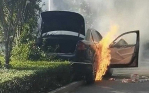 Đập vỡ kính xe, kịp giải cứu tài xế đang ngất xỉu ngay trước khi ô tô bốc cháy