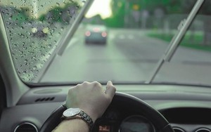 Lái xe dưới trời mưa lớn cần chú ý điều gì?