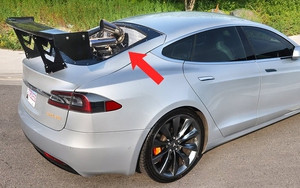 Độ xe giống kiểu 1 mẫu Nissan bán ở Việt Nam, Tesla của "dân chơi" Mỹ đầy bình đi gần 2600km