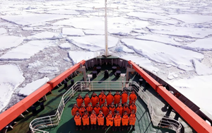 Trung Quốc bắt đầu chế tạo ‘chiến thần phá băng’, dài 103 mét, trọng lượng giãn nước lên tới 9.200 tấn, quyết tâm ‘sánh ngang’ với Nga, đưa người xuống đáy vùng cực vào năm 2025