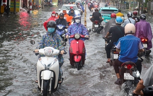 TP HCM mưa mù trời, nhiều nơi xe bơi trong nước