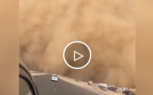 Bức tường cát khổng lồ bao trùm Thủ đô Ai Cập