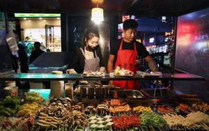 Hai vợ chồng Trung Quốc bán thịt xiên giá rẻ, chẳng mấy chốc mua nhà tậu xe: Làm nhỏ ăn lớn không khó, tất cả là ngờ 4 "độc chiêu"