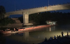 Hàng chục cảnh sát xuyên đêm tìm vớt thi thể hai nữ sinh