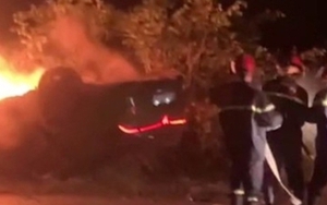 Ô tô chở 3 người tông vào cây xanh, trụ đèn rồi bốc cháy dữ dội