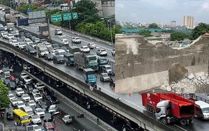 Xe đầu kéo mất lái, đâm vỡ lan can đường Vành đai 3 trên cao