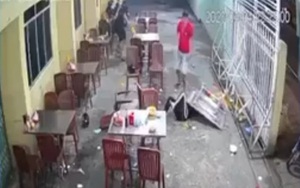 CLIP: Người phụ nữ bị đánh dã man tại quán ăn