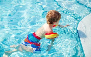Cẩn trọng với tình trạng 'đuối nước khô' khi cho trẻ đi bơi ngày hè