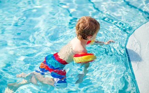 Cẩn trọng với tình trạng 'đuối nước khô' khi cho trẻ đi bơi ngày hè