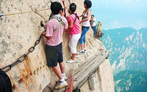 Chinh phục đường mòn nguy hiểm bậc nhất thế giới ở lưng chừng núi Hoa Sơn