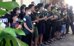 Xót xa những vòng hoa trắng trong đám tang 3 nạn nhân vụ cháy ở Hà Nội