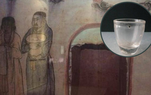 Tìm thấy cái chén kỳ lạ “xuyên không” trong mộ cổ 1.000 năm