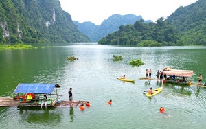 Đến thảo nguyên Đồng Lâm chèo kayak, bơi lội, trút bỏ hết mọi tâm tư muộn phiền