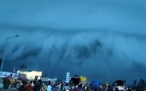 Mây 'sóng thần' khổng lồ kỳ dị xuất hiện trên bầu trời Ấn Độ